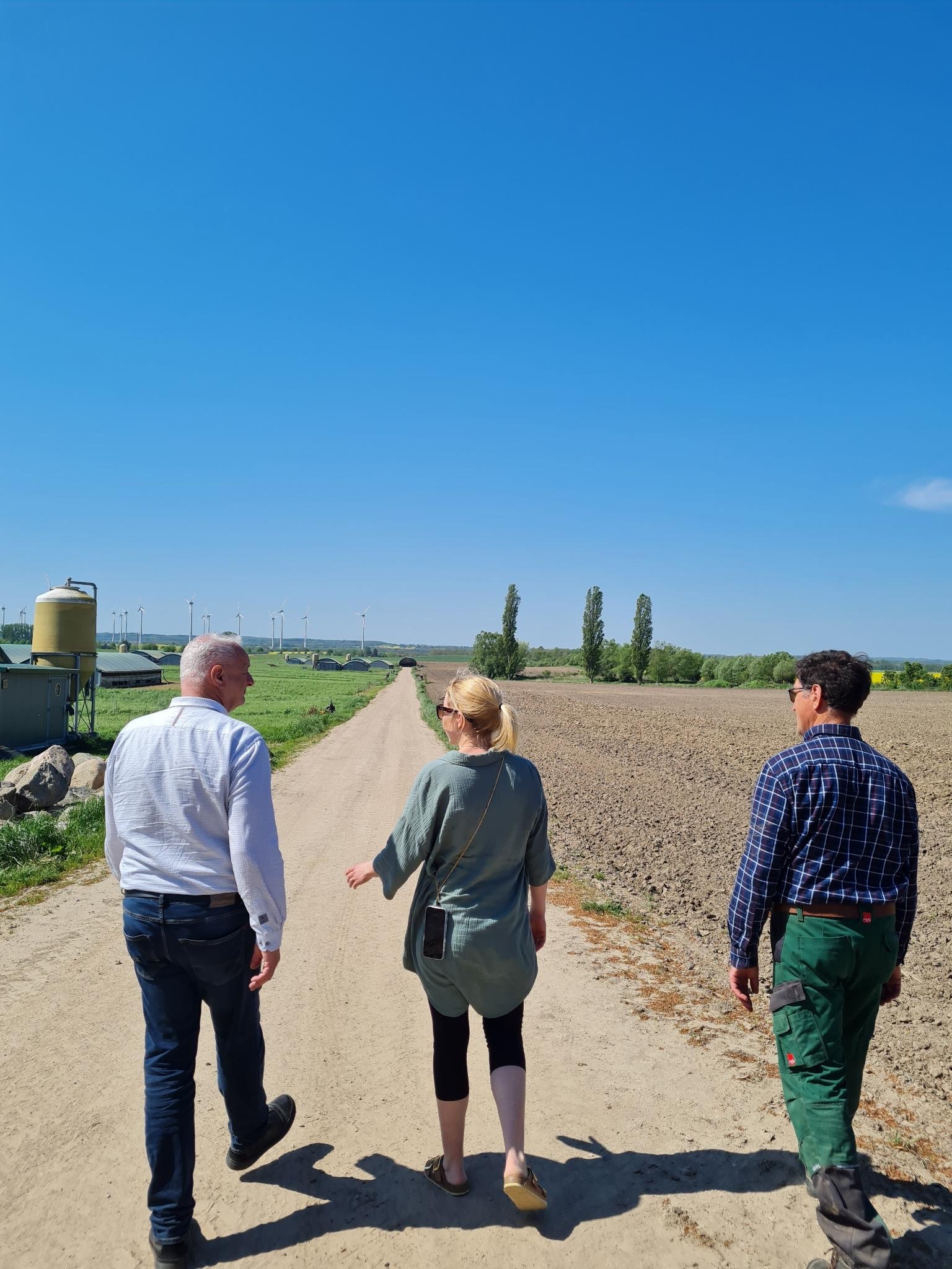 Harald Terpe unterwegs auf einem landwirtschaftlichen Betrieb.